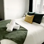 Chic Contemporary 2 Bedroom Minutes From The Falls