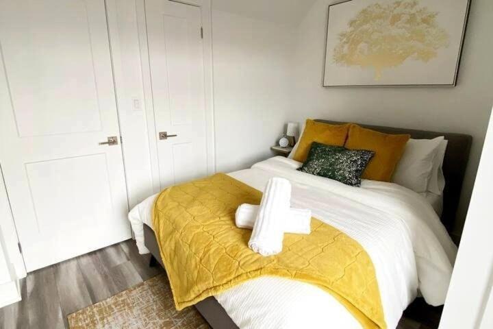 Chic Contemporary 2 Bedroom Minutes From The Falls *