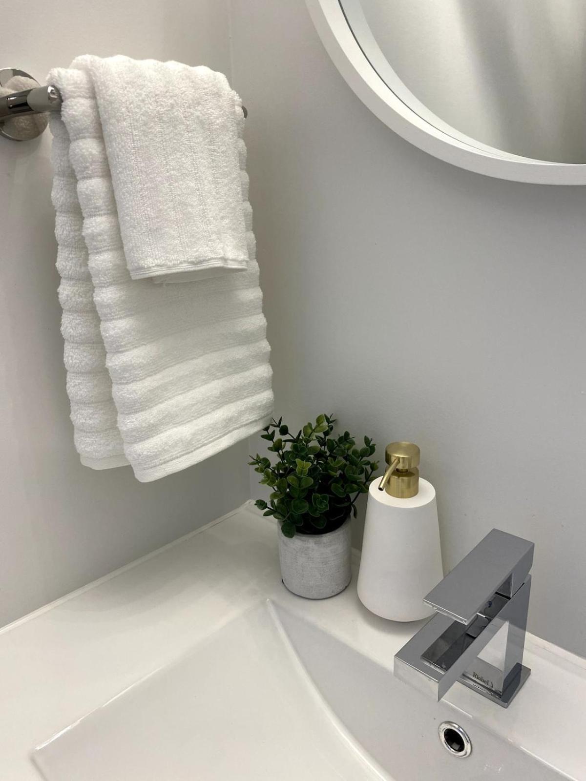 Chic Contemporary 2 Bedroom Minutes From The Falls Apartment