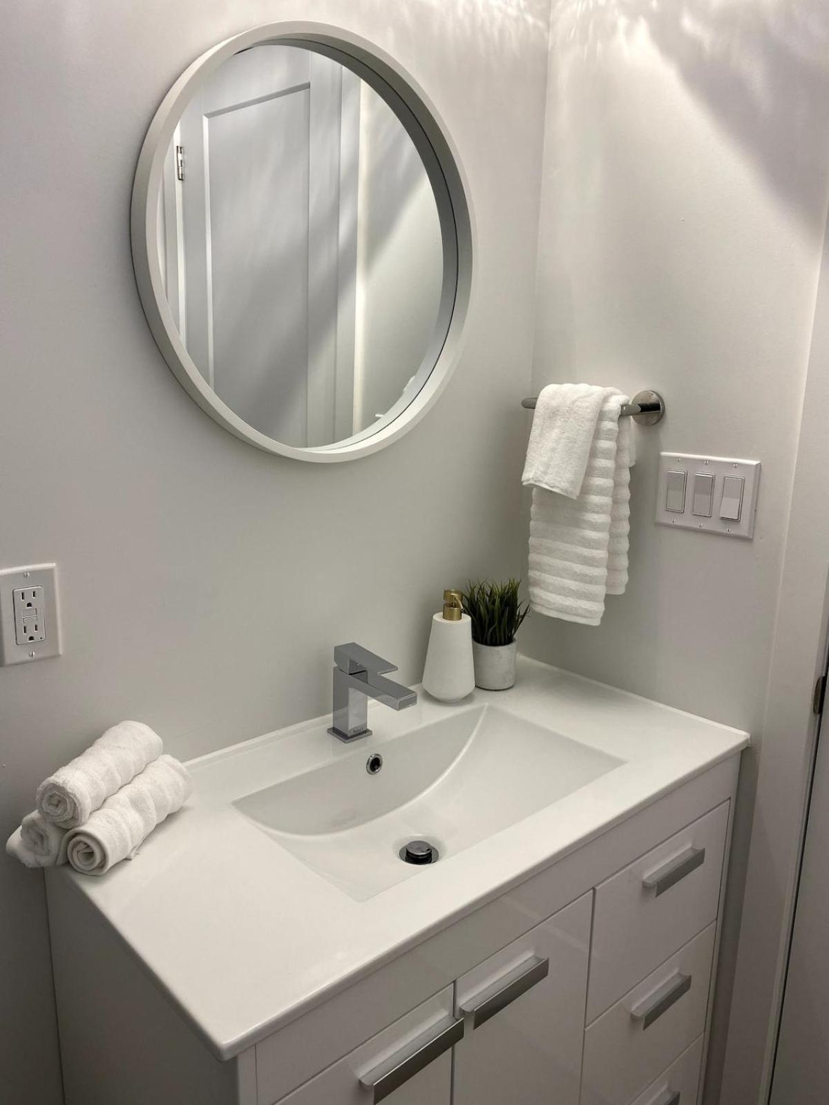 Chic Contemporary 2 Bedroom Minutes From The Falls Niagara Falls