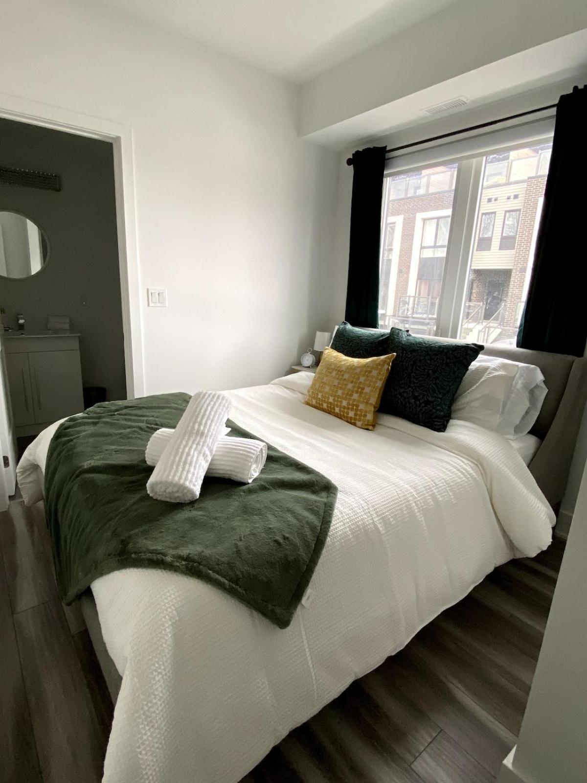 Chic Contemporary 2 Bedroom Minutes From The Falls