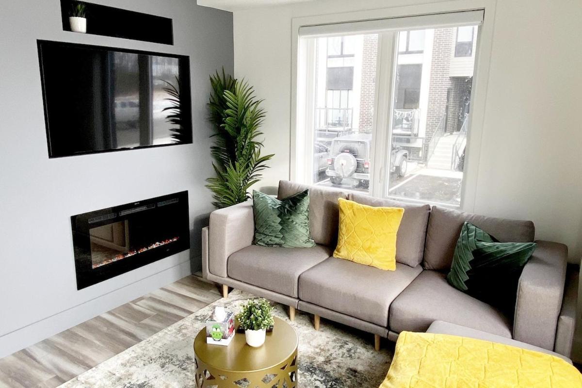 Chic Contemporary 2 Bedroom Minutes From The Falls Apartment