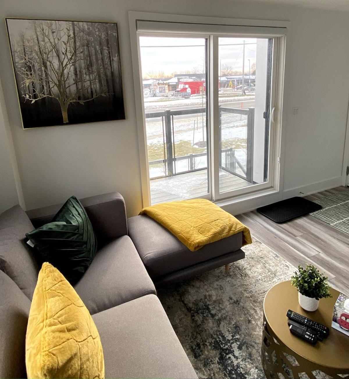 Chic Contemporary 2 Bedroom Minutes From The Falls Apartment *